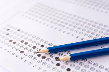 Cevap kâğıtları veya Standart test formu nda kalem ve cevapları kabardır. çoktan seçmeli cevap sayfası