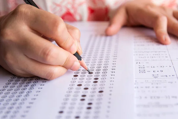 Los Estudiantes Que Sostienen Escritura Lápiz Seleccionaron Opción Hojas Respuestas — Foto de Stock