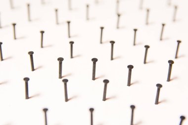 Siyah beton çivi Grubu Beyaz kağıt arka plan üzerinde Galvanizli daldırma renk