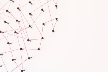Varlıklar, sosyal medya, İletişim Ağı, iki ağ arasındaki bağlantı bağlantı. Kopyalama alanı ile siyah çivi ve kırmızı iplik tarafından oluşturulan birbirine bağlı beyaz kağıt üzerinde ağ simülasyonu