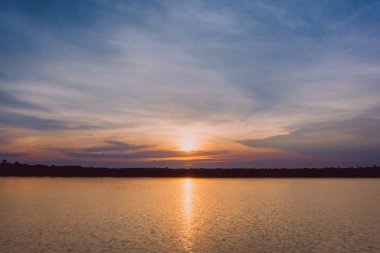 denizde gündoğumu, deniz manzara backgroun üzerinde güzel gündoğumu