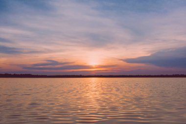 denizde gündoğumu, deniz manzara backgroun üzerinde güzel gündoğumu