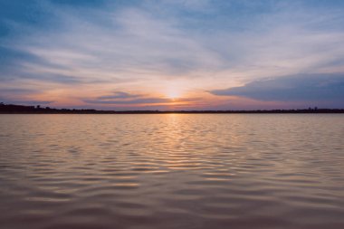 denizde gündoğumu, deniz manzara backgroun üzerinde güzel gündoğumu