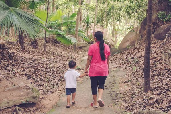 Mamma Som Innehar Hand Son Dotter Walk Public Park — Stockfoto