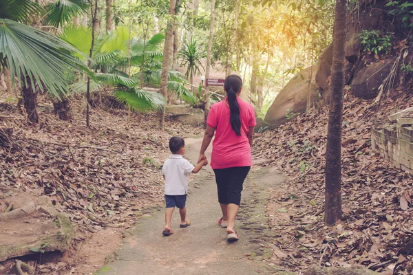 Mamma Som Innehar Hand Son Dotter Walk Public Park — Stockfoto