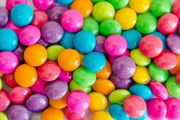 Mucchio Colorati Cioccolatini Dolci Ricoperti Carta Bianca Fondo Collezione Colorato — Foto Stock