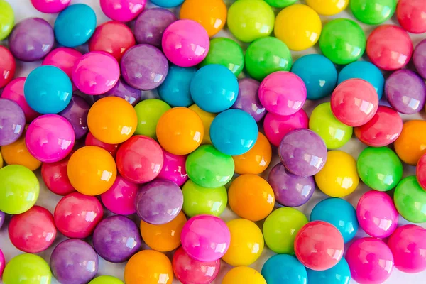 Mucchio Colorati Cioccolatini Dolci Ricoperti Carta Bianca Fondo Collezione Colorato — Foto Stock