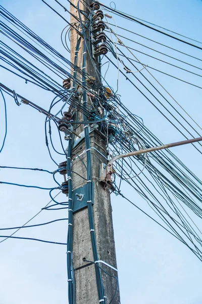 Tel montajı şehirde kutup üzerinde kablolar ve teller bir sürü.
