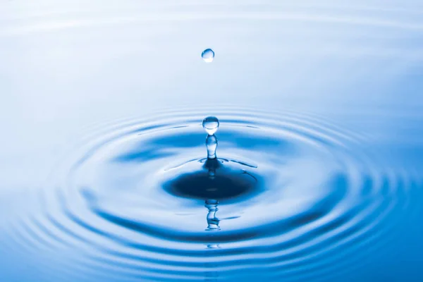 水滴が水に落ちて波を作る 水しぶきや水滴の背景 — ストック写真