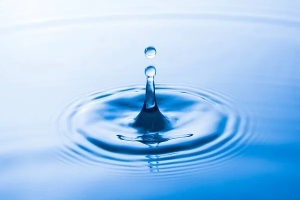 Капля Воды Падающая Воду Создает Волны Всплеск Воды Фон Капель — стоковое фото