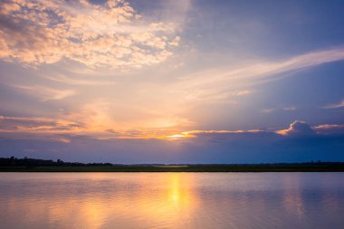 Göl günbatımı. bulutların üzerinde fazla arkasında güzel gün batımı göl manzara arka plan