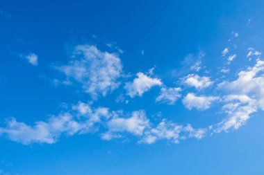 Altocumulus bulutlar mavi gökyüzü arka plan üzerinde