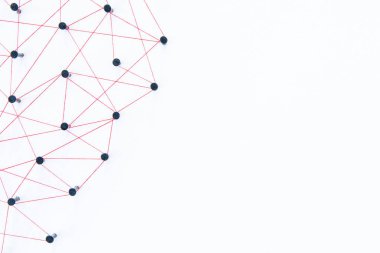 Bağlanma kavramı - ağlar ağ bağlı iplik kırmızı beyaz kağıt kopya alanı ile üzerinde. Simülatörü bağlantı sosyal medya, internet, insanlar iletişim, bağlama varlıklar