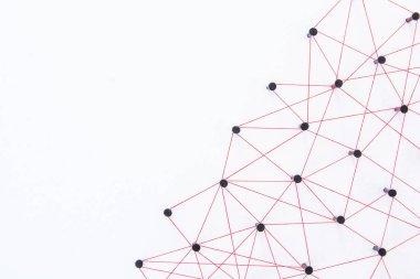 Bağlanma kavramı - ağlar ağ bağlı iplik kırmızı beyaz kağıt kopya alanı ile üzerinde. Simülatörü bağlantı sosyal medya, internet, insanlar iletişim, bağlama varlıklar