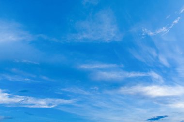 Mavi gökyüzü arka planında sirus bulutları