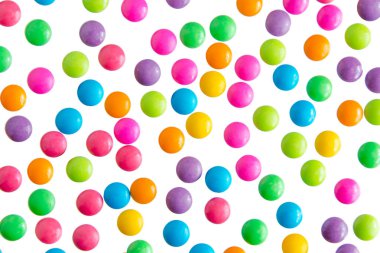 Beyaz adam izole renkli çikolata kaplamalı şeker