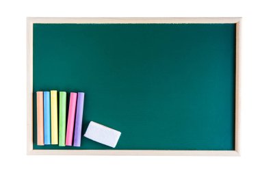 Renkli tebeşir ve beyaz arka plan üzerinde izole boş yeşil kartı üzerindeki boş yazı tahtası silgi. kopyalama yeri olan metin ekleme