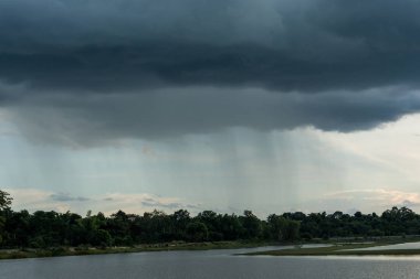 Gök gürültüsü fırtına veya fırtına bulutları yağmur ormanı Nehri üzerinde
