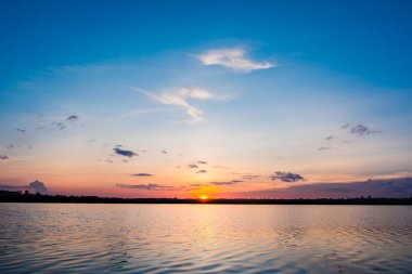 Göl günbatımı. Bulutların üzerinde fazla arkasında güzel gün batımı göl manzara arka plan. Gün batımında bulut ile dramatik gökyüzü