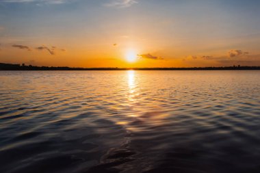 Göl günbatımı. Bulutların üzerinde fazla arkasında güzel gün batımı göl manzara arka plan. Gün batımında bulut ile dramatik gökyüzü
