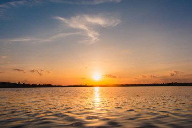 Göl günbatımı. Bulutların üzerinde fazla arkasında güzel gün batımı göl manzara arka plan. Gün batımında bulut ile dramatik gökyüzü