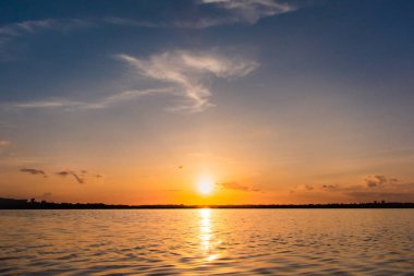 Göl günbatımı. Bulutların üzerinde fazla arkasında güzel gün batımı göl manzara arka plan. Gün batımında bulut ile dramatik gökyüzü