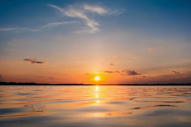 Göl günbatımı. Bulutların üzerinde fazla arkasında güzel gün batımı göl manzara arka plan. Gün batımında bulut ile dramatik gökyüzü
