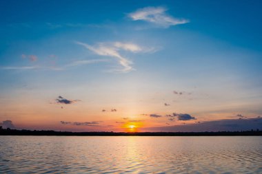 Göl günbatımı. Bulutların üzerinde fazla arkasında güzel gün batımı göl manzara arka plan. Gün batımında bulut ile dramatik gökyüzü