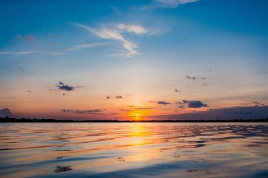 Göl günbatımı. Bulutların üzerinde fazla arkasında güzel gün batımı göl manzara arka plan. Gün batımında bulut ile dramatik gökyüzü