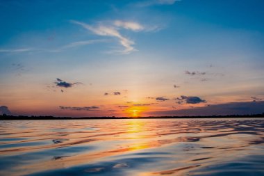 Göl günbatımı. Bulutların üzerinde fazla arkasında güzel gün batımı göl manzara arka plan. Gün batımında bulut ile dramatik gökyüzü