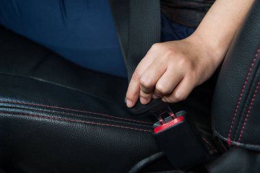 Otomobil emniyet kemeri. kadın araba güvenli sürüş emniyet kemeri bağlamamak. Emniyet kemeri elinde. 