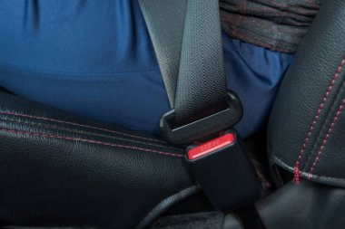 Otomobil emniyet kemeri arabanın yolcu koltuğunda. Güvenli bir şekilde araba