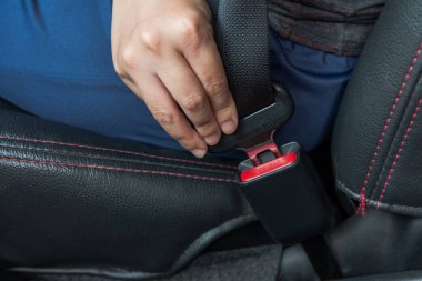 Otomobil emniyet kemeri. kadın araba güvenli sürüş emniyet kemeri bağlamamak. Emniyet kemeri elinde. 