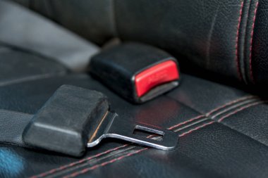Otomobil emniyet kemeri arabanın yolcu koltuğunda. Güvenli bir şekilde araba