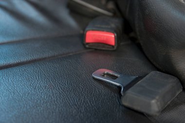 Otomobil emniyet kemeri arabanın yolcu koltuğunda. Güvenli bir şekilde araba