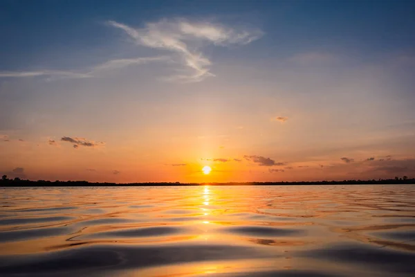 ดวงอาท ตกในทะเลสาบ ดวงอาท ตกท สวยงามอย องหล งเมฆเหน นหล ทะเลสาบ องฟ — ภาพถ่ายสต็อก