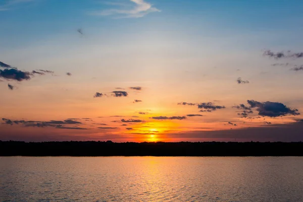 Pôr Sol Lago Belo Pôr Sol Atrás Das Nuvens Acima — Fotografia de Stock