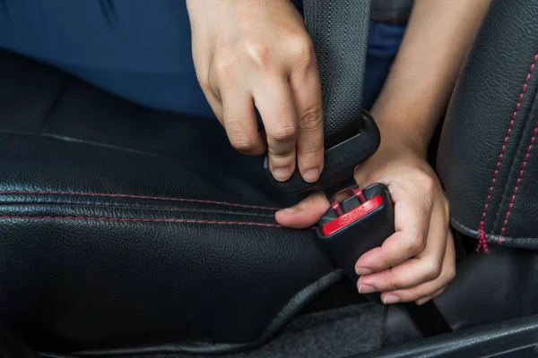 Cinturão Segurança Mulher Aperta Cinto Segurança Carro Condução Segura Cinto — Fotografia de Stock