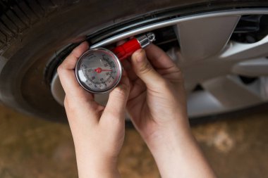 Lastik basınç göstergesi: el holding basınç göstergesi için araba lastik hava basıncı kontrol. Güvenli sürüş.