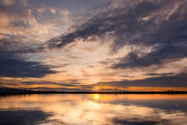 Göl günbatımı. bulutların üzerinde fazla arkasında güzel gün batımı göl manzara arka plan. sunse, bulut ile dramatik gökyüzü