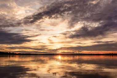 Göl günbatımı. bulutların üzerinde fazla arkasında güzel gün batımı göl manzara arka plan. sunse, bulut ile dramatik gökyüzü