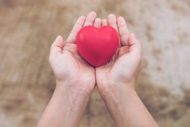 Kırmızı kalp top: stres kesici köpük kırmızı kalp şekli kadın elindeki topu. Hediyelik Sevgililer günü