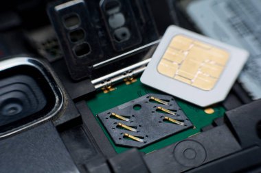 SIM kart yuvası / mobil akıllı telefon soketine yakın çekim.