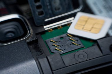 SIM kart yuvası / mobil akıllı telefon soketine yakın çekim.
