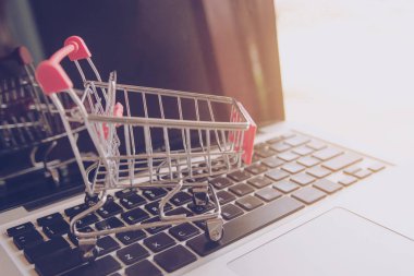 Online kavramı alışveriş - online web üzerinde hizmet alışveriş. evlere servis sunmaktadır. bir dizüstü bilgisayar klavye logosuna parsel veya kağıt karton bir alışveriş sepeti