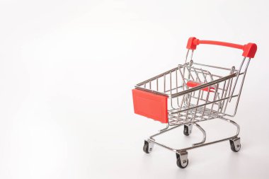 Kırmızı alışveriş sepeti ya da süpermarket arabası kopya alanı beyaz zemin üzerine