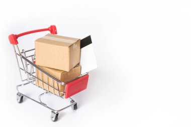 Alışveriş kavramı: karton ya da kağıt kutuları ve kredi kartı alışveriş sepeti üzerinde kırmızı beyaz arka plan. Online alışveriş tüketicilerin ev ve teslimat hizmeti alışveriş yapabilirsiniz. kopya alanı ile