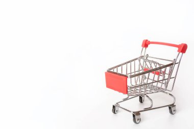 Kırmızı alışveriş sepeti ya da süpermarket arabası kopya alanı beyaz zemin üzerine