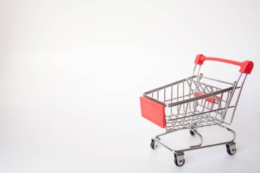 Kırmızı alışveriş sepeti ya da süpermarket arabası kopya alanı beyaz zemin üzerine