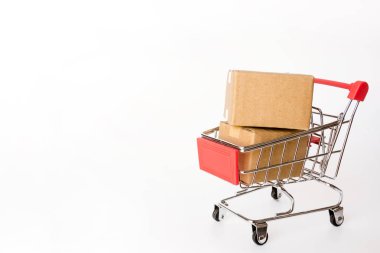 Alışveriş konsepti: beyaz arka planda kırmızı alışveriş arabasında karton veya karton kutular. Çevrimiçi alışveriş tüketicileri evden ve teslimat servisinden alışveriş yapabilirler. kopyalama alanı ile